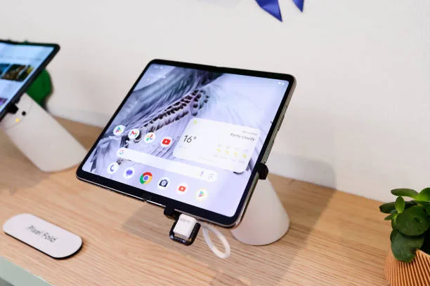 thin foldable smartphone device