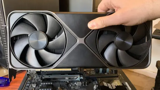 메인보드의 PCIe 슬롯과 그래픽카드가 장착된 모습을 보여주는 컴퓨터 내부 이미지